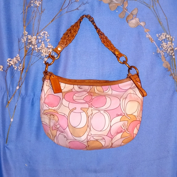 Coach Purse~Pretty in Pink~100%Leather SKU-NΒ°-M0768-11905 - Picture 2 of 8
